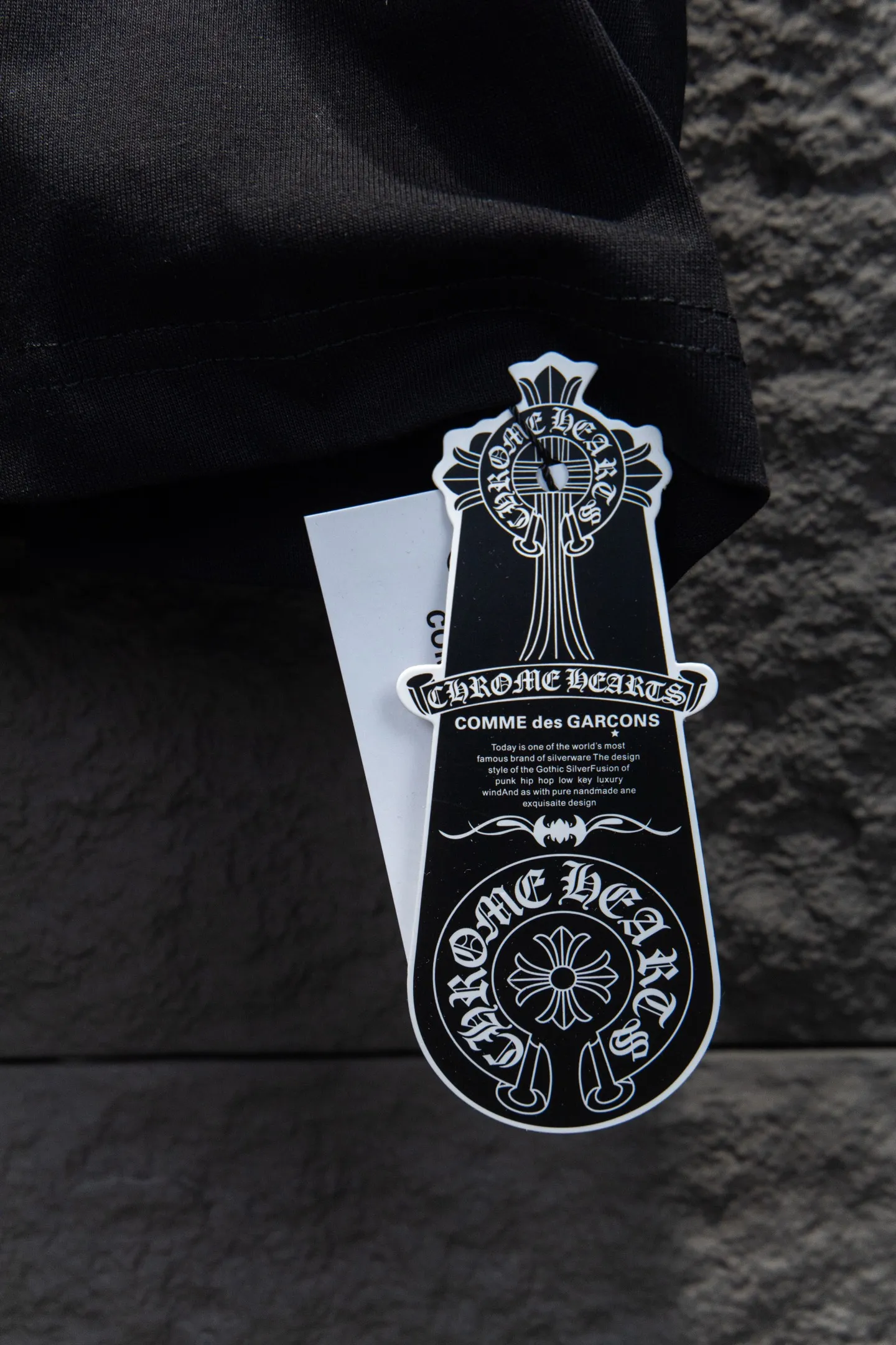 P170 Chrome hearts• 25ss ⚠YB custom-woven and dyed fabric, color, printing, version, accessories, hardware. The fabric is woven by imported machines. The uniqueness of the cloth texture creates a perfect garment effect. The fabric is made of 260-gram clean cloth with 320-gram 1*1 rib. 4-color environmentally friendly dyed fabric, and the threads are in the same cylinder without color difference.  Gradient graffiti on garments, hand-painted graffiti technology on garments, details clearly visible on the collar, pockets, cuffs, and front and rear threads. The printing uses Japanese BROTHER white ink digital direct-injection garment printing. This model is a global limited edition. In order to present a product like a work of art, after a long period of repeated determination of details, a very high-standard garment is presented. The front chest is made of direct-injection printing environmentally friendly glue material, using a mechanized printing process. Mechanical printing has high precision, the positioning accuracy can reach ±0.02mm, and the quality is stable.  The body of the garment is processed with hand-nailed hardware elements, which greatly increases the interest of the garment and creates a unique visual effect. The special washing effect creates a unique aged effect.  Croix Heart Short Sleeve must be the first short-sleeved piece in spring and summer that blurs the boundaries of unisex style. It has a classic dropped shoulder oversize version and a loose and casual upper body.  Color: Black White Size: S M L XL